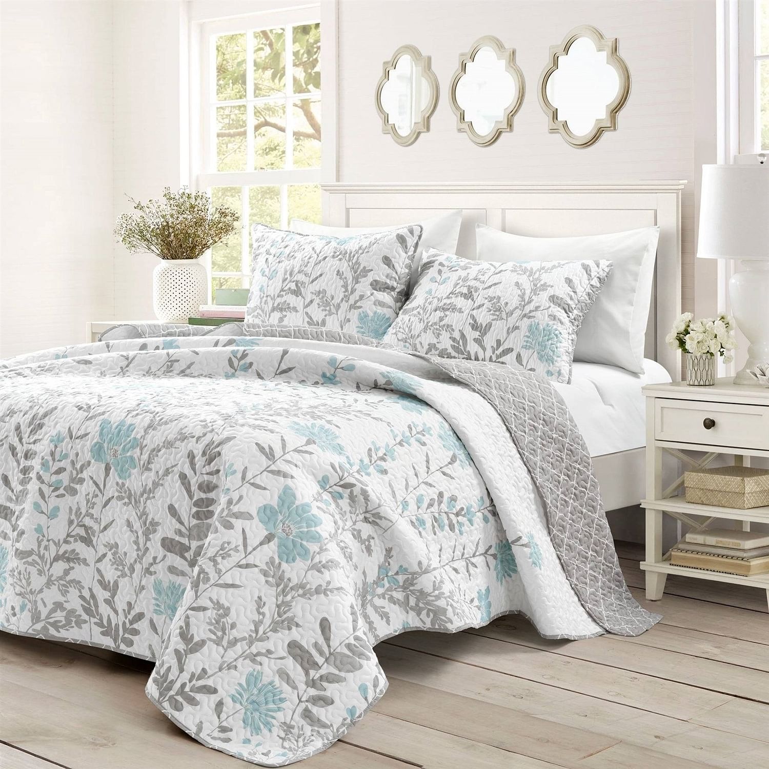 Bed Comforters, Quilts and Accessories