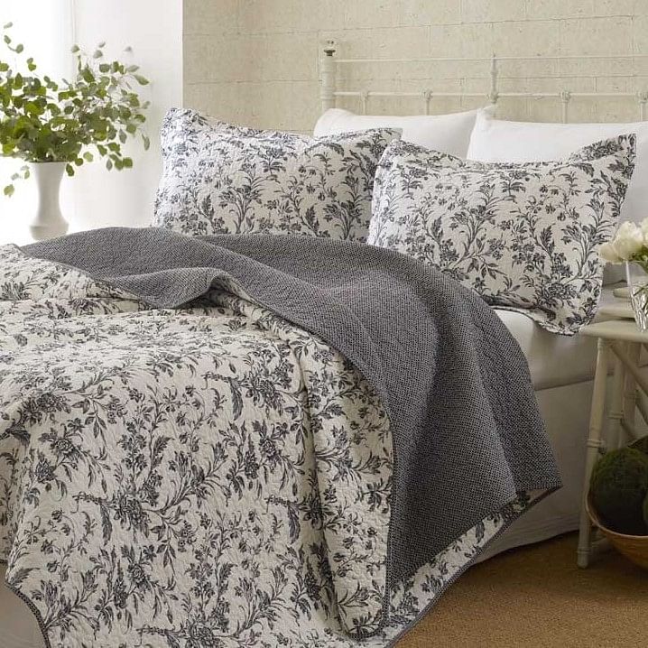 King size Cotton Blend 3-Piece Reversible Quilt Set in Grey White