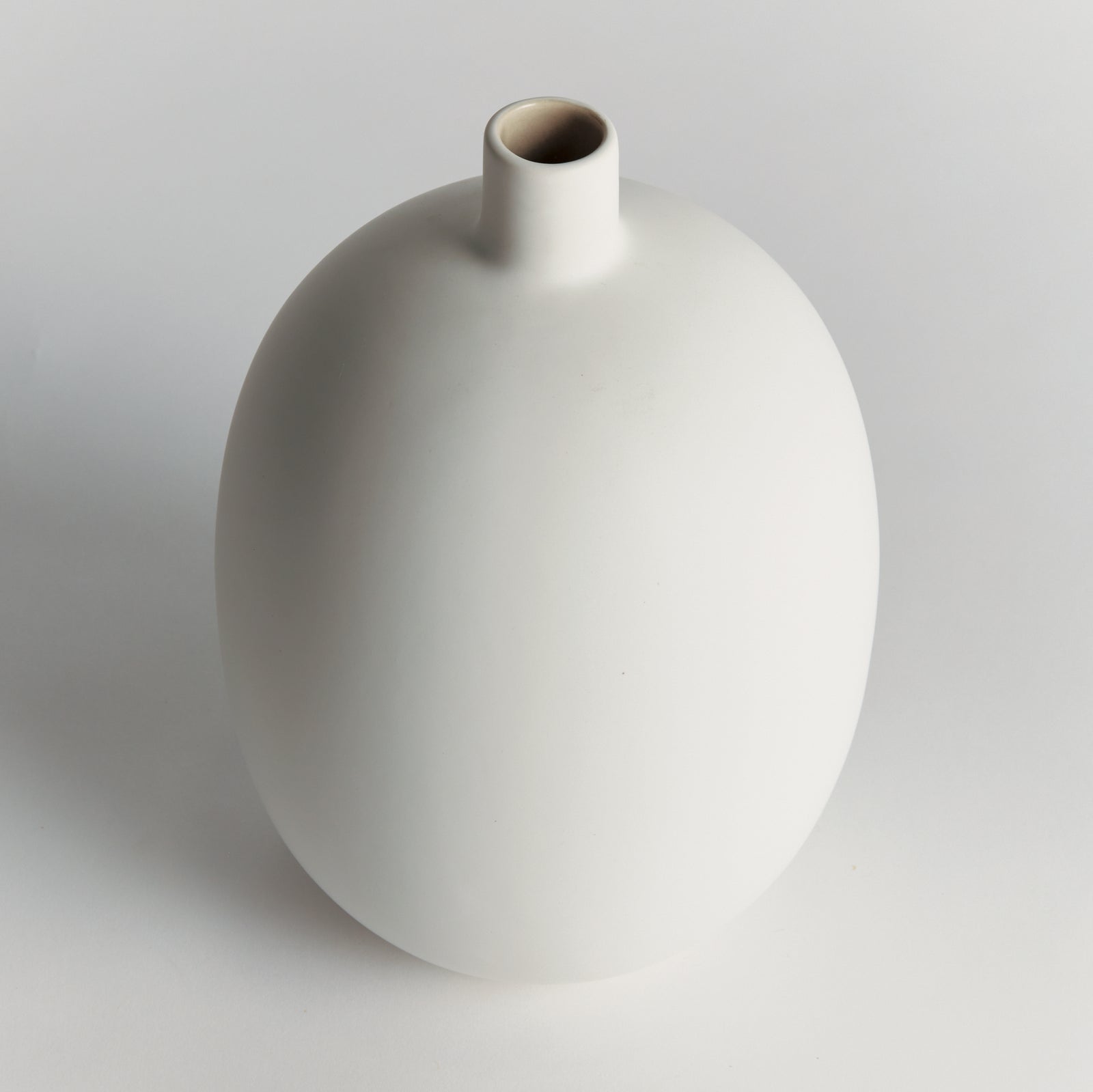 BARCLAY BUTERA SANDBAR VASE SMALL - White / Taupe