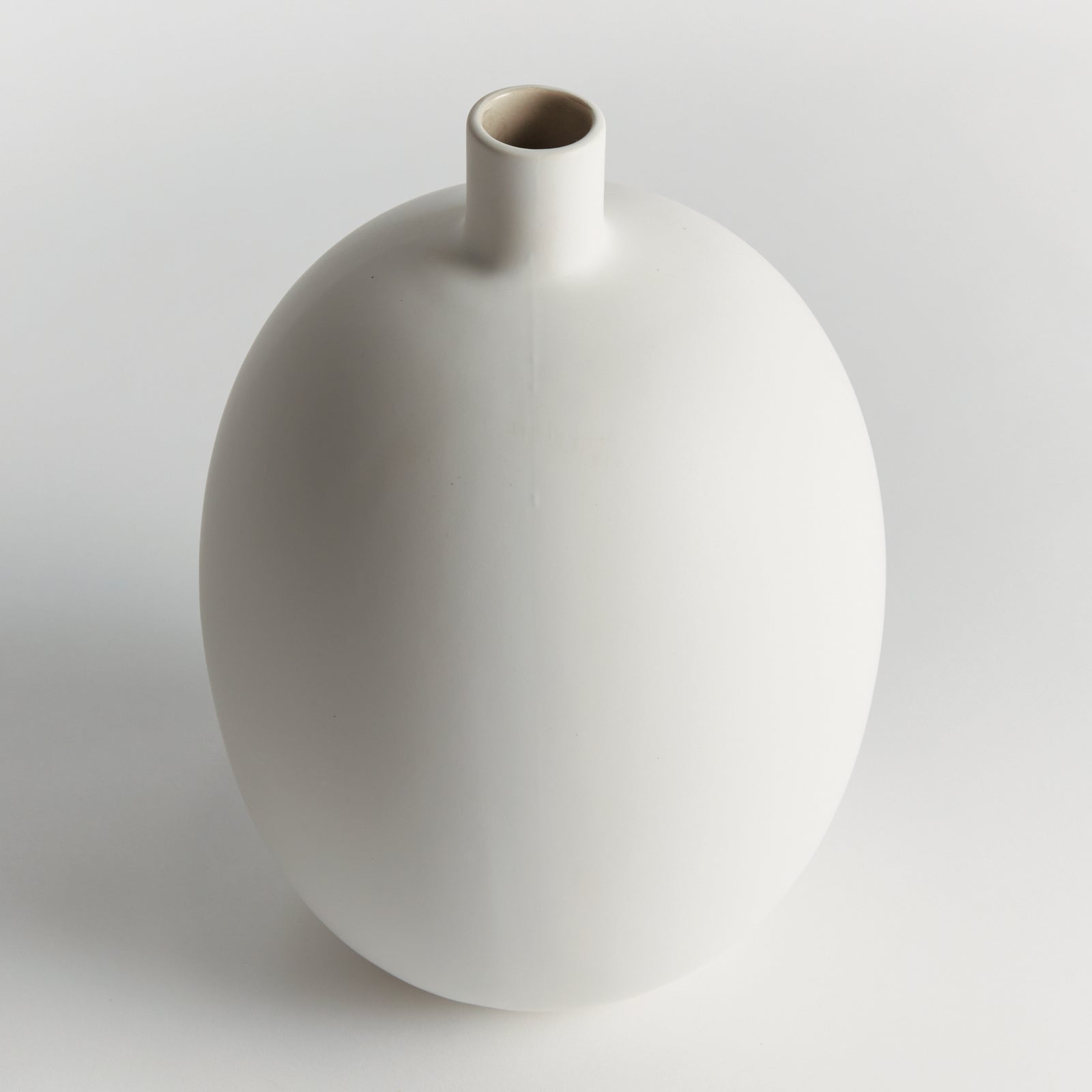BARCLAY BUTERA SANDBAR VASE MEDIUM - White / Taupe