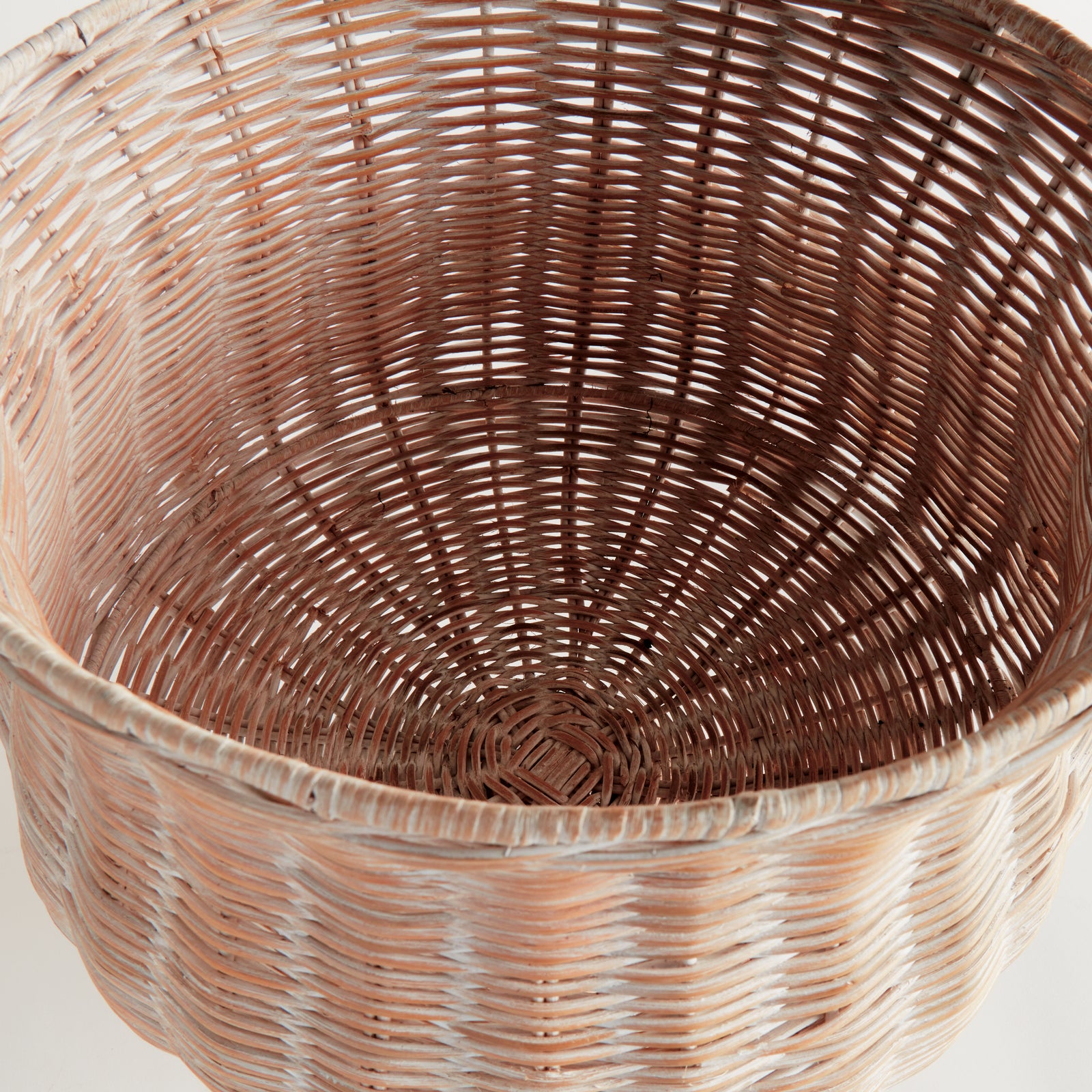 CHESAPEAKE RATTAN FOOTED URN WIDE - Whitewash