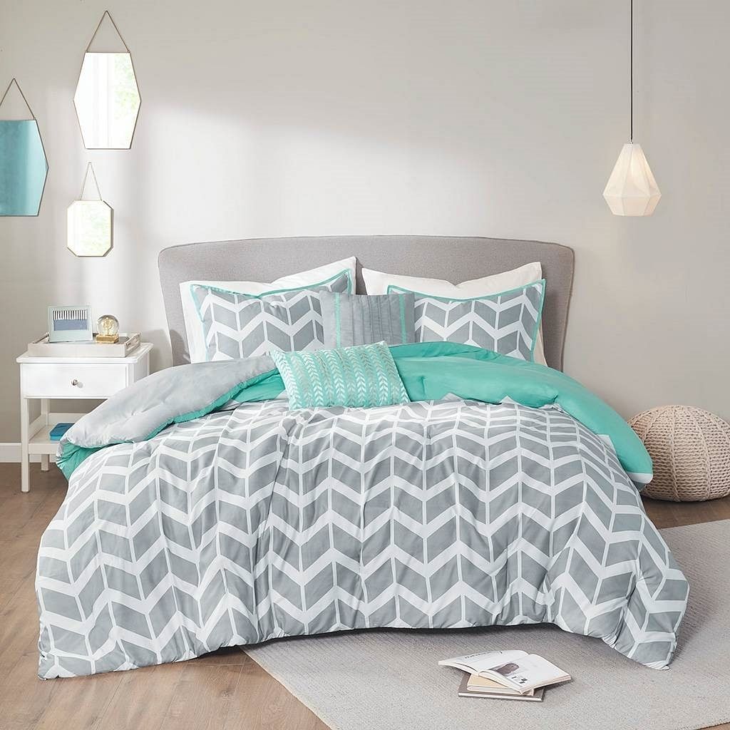 Full/Queen Reversible Comforter Set with Grey White Aqua Teal Chevron
