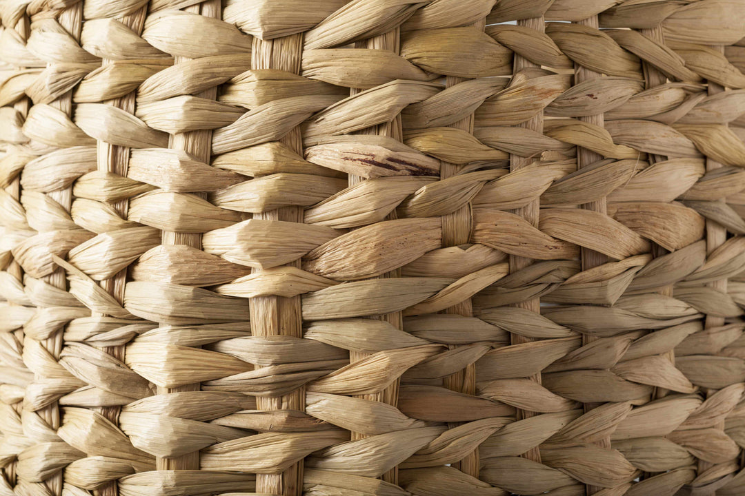 Close-up of a woven straw texture

Kabankalan Seagrass Resin Table Lamp