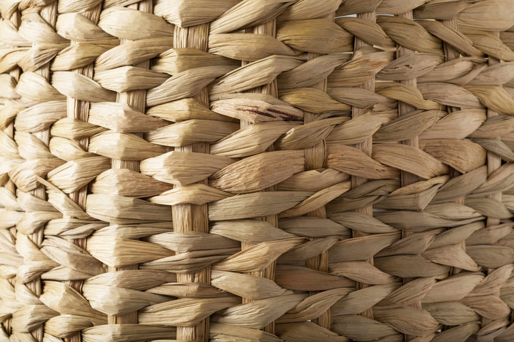 Close-up of a woven straw texture

Kabankalan Seagrass Resin Table Lamp